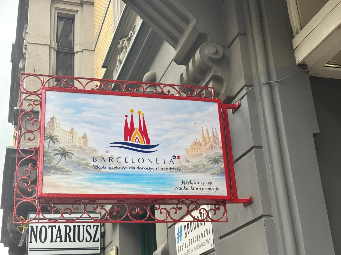 Szyld szkoły Barceloneta w Grudziądzu